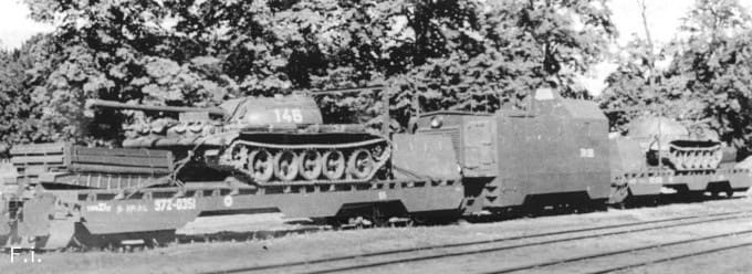две платформы с танками Т-55и бронированный тепловоз ТГМ1